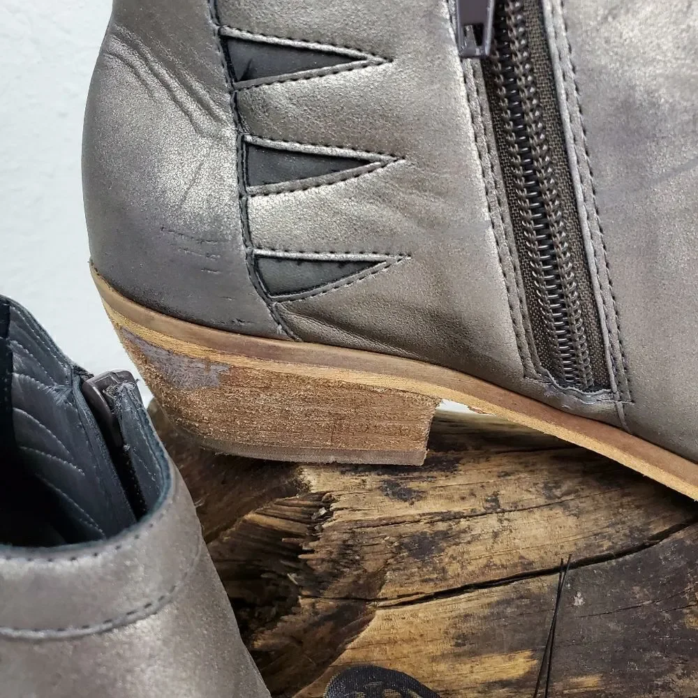 Tucker + tate metallic geometric zip up booties